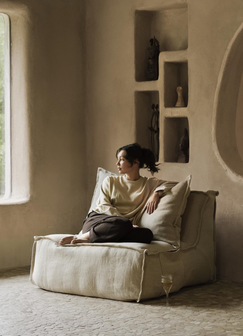 Lněné křeslo Quax s volitelnými područkami vhodné ke kojení